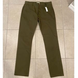 Taylor Stitch Democratic Chino in Olive Green